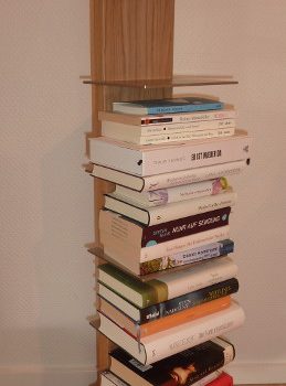 Bücherturm mit Edelstahlplatten als Ablage, Sockel recycelte Autobremsscheibe