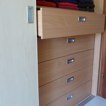 Schiebetürschrank mit innenliegenden Schubläden